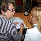 La alcaldesa de Mansilla, Mari Paz Díez, y la presidenta de la Diputación firmaron el convenio