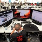 Un hombre navega con su ordenador de tres pantallas de 37 pulgadas en la Campus Party.