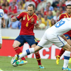 Andrés Iniesta en acción ante Leonardo Bonucci, el italiano que falló el penalti, durante la semifinal de la Copa Confederaciones.