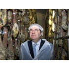 Juan Vicente Herrera durante la visita a una empresa del sector de la agroalimentación en Salamanca.