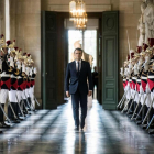 El presidente francés, Emmanuel Macron, camina por la Galería de los Bustos del Palacio de Versalles, en julio pasado.