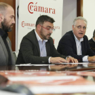 Manolo Martínez, Pedro Llamas y Javier Menéndez, ayer durante la presentación. RAMIRO