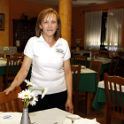 La propietaria del bar restaurante Natal de Castrillo de San Pelayo, Toña Natal, en el interior del amplio comedor del establecimiento, ubicado en la plaza Mayor de la localidad.