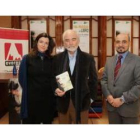 Raquel López, de la editorial leonesa Everest, Juan Pedro Aparicio y Juan Carlos Vázquez, jefe de pr