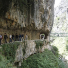 Turistas recorriendo la ruta del Cares.
