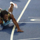 Shauane Miller se tira en plancha a la línea de meta para ganar el oro en los 400 metros.