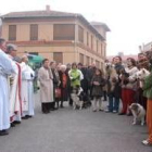 Las mascotas y sus dueños en un momento de la bendición