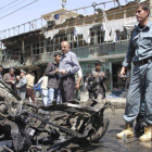 Policías afganos inspeccionan el escenario de un ataque con coche bomba contra un convoy de la OTAN en Kabul.