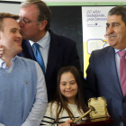 Antonio SIlván, besa a Aitor en presencia de Eva, con el martillo solidario, y el presidente de Amidown José Manuel Sánchez . MARCIANO