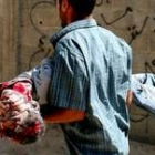 Un palestino carga un niño muerto a manos del Ejército israelí