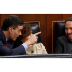 Pedro Sánchez, Carmen Calvo y Pablo Iglesias, ayer, en el Congreso de los Diputados.