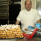 Rafael Montañés en el obrador de la Confitería Montañés con su producto estrella, los Lazos de San Guillermo.