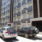 Calle Burriac, 83, en Mataró, donde ha sido hallada muerta la menor.