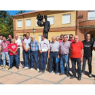 Foto de familia de la reunión de las Comunidades de Regantes del Esla, celebrada ayer en Cabreros del Río. DL