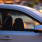 Una mujer saudí aprende a conducir junto a su instructora libanesa, en Riad, el pasado mayo.