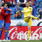 José Luis Morales y Rossi celebran el gol de la victoria ante un Oblak frustrado. KAI FÖRSTERLING