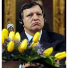 Durao Barroso escucha la traducción simultánea de una conferencia