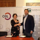 Margarita Serna y Julio César Álvarez, en la firma del acuerdo. DL