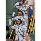 Alexander Gerst, Serena Aunon-Chancellor y Sergey Prokopyev, en su partida.  DMITRI LOVETSKY