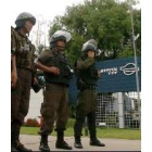 La policía vigila en marzo una de las sedes de Repsol en Bolivia