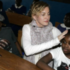 Madonna con su hija adoptiva Mercy James.