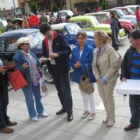 El alcalde y varios concejales, posan delante de los coches después de recorrer las calles.