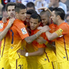 Thiago Alcántara es rodeado por sus compañeros en la celebración del primer gol del Barça.