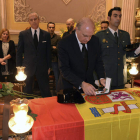 El ministro del Interior Jorge Fernández Díaz impone una condecoración al agente. JAVIER BLASCO