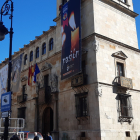 Cartel de ocho metros que cuelga en la fachada de la Diputación para promocionar la 'Pasión por los Productos de León'. DL