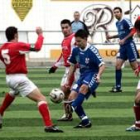 El jugador trepalense Alfonso, rodeado de contrarios, trata de controlar el esférico
