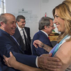 La presidenta de Andalucía, Susana Díaz, saluda al alcalde de Granada, José Torres Hurtado, el pasado día 29.