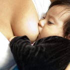 Una madre alimenta a su bebe.