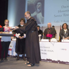 Cañizares, como padrino del acto, entrega el diploma al prepósito carmelita, Saverio Cannistrà.
