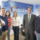 Mañueco con representantes de Stop Sucesiones. DAVID ARRANZ