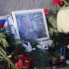 Un hombre enciende una vela en el lugar donde cayó abatido Nemtsov, en una imagen de archivo, el pasado 29 de diciembre.