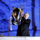 Ancelotti levanta el título de la Liga de Campeones durante la fiesta de celebracion en Cibeles.