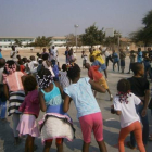 Distintos momentos de las actividades y encontros en el centro de Angola, con la voluntaria leonesa Laura Fernández colaborando con distintas actividades. DL