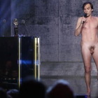 Sébastien Thiéry, desnudo, durante la gala de los Molière.