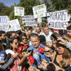 El presidente de Asaja, Donaciano Dujo, atiende a los medios durante la manifestación de miles de agricultores y ganaderos en Valladolid.
