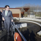 El consejero de Fomento y Medio Ambiente, Juan Carlos Suárez-Quiñones, visita la estación depuradora de aguas residuales de Onzonilla