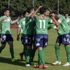 Los jugadores maragatos felicitan a Bandera tras marcar el gol que al final supuso la primera victoria de los astorganos.