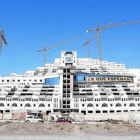 El hotel inacabado del Algarrobico, en la playa almeriense de Carboneras, con una pancarta que llama a su demolición, en el 2012.