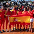 El equipo español celebra la clasificación a la fase final de la Copa Federación, tras la victoria de la tenista española Carla Suárez (d) ante la japonesa Kurumi Nara. MARCIAL GUILLÉN