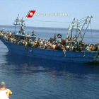 Imagen de archivo de de la Guardia Costera italiana, rescatando una embarcación de refugiados en el Mediterráneo.