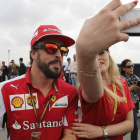 Fernando Alonso se hace una selfie con una aficionada en Sao Paulo
