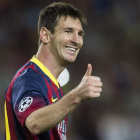El argentino Leo Messi celebra con el pulgar hacia arriba uno de los tres goles que consiguió ayer.