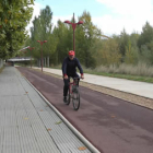 Un tramo del carril bici que transcurre por la ribera del Torío, solitario a pesar de su buen estado