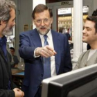 El líder del PP, Mariano Rajoy, a su llegada al acto con pequeños y medianos empresarios.