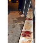 Lugar donde ayer fue apuñalado un joven en un barrio de Barcelona