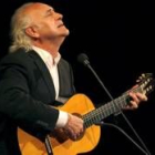 El cantautor leonés Amancio Prada durante un concierto